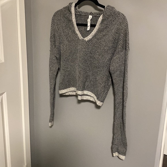 Crop long sleeve sweater WITH hood! - Picture 2 of 6